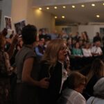 Familiars de les víctimes de la dana cridant durant el funeral a València.