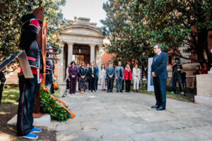 Ofrena floral al president Lluís Companys davant de la biblioteca del Parlament
