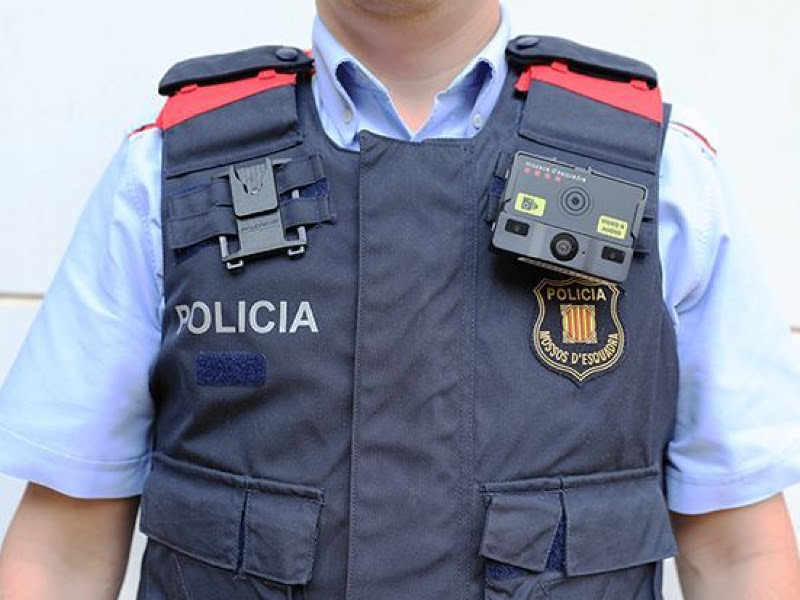Uniforme de un mosso d'esquadra con cámara y distintivos