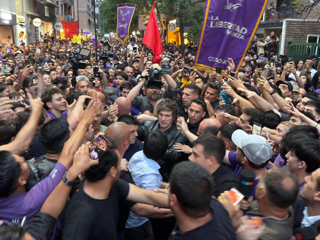 Javier Milei, envoltat per una multitud (La Libertad Avanza)