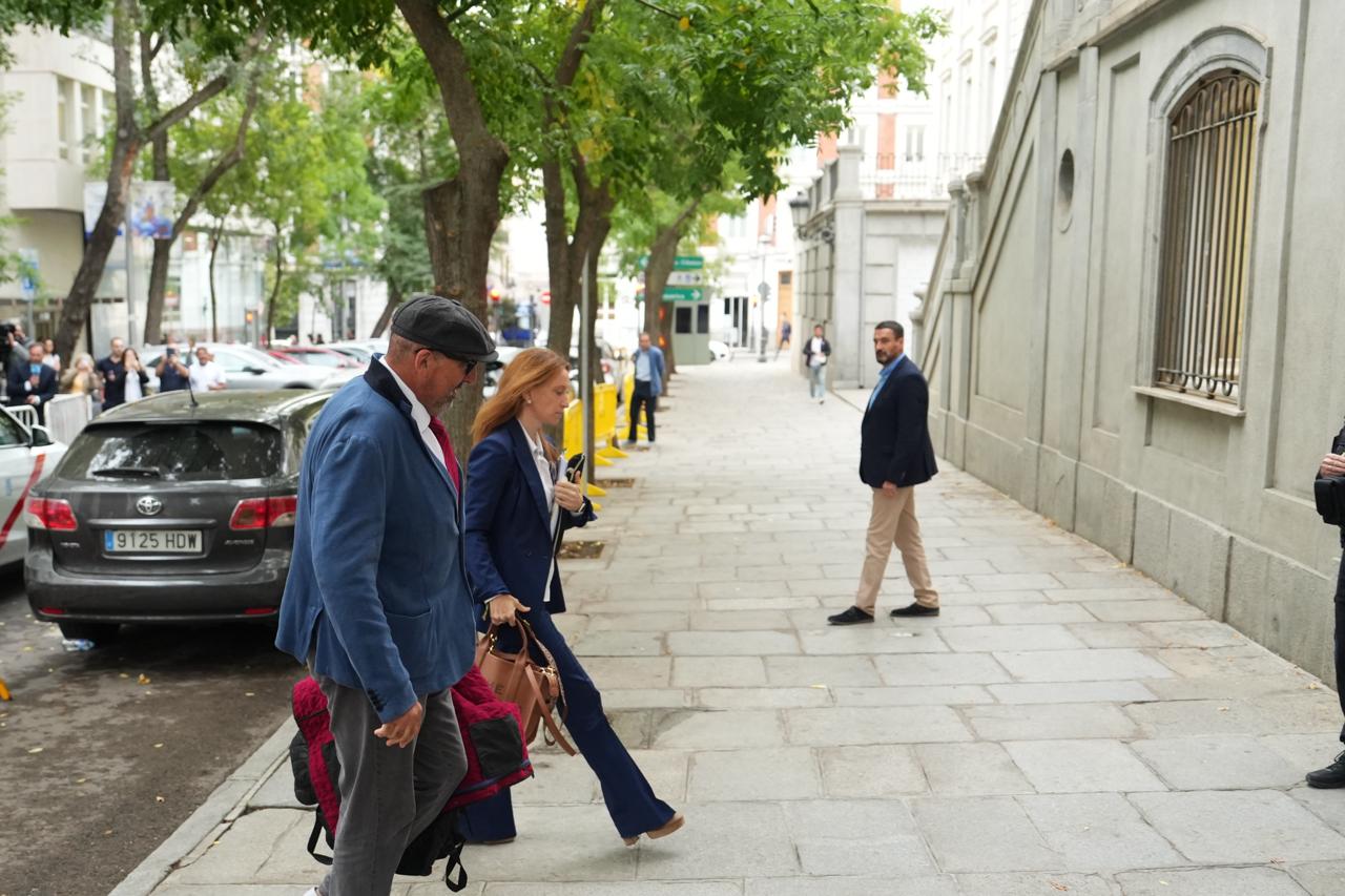 Koldo García entrant al Tribunal Suprem amb un advocat i altres persones.