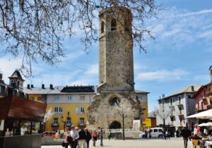 Vista de la torre de Puigcerdà amb gent passejant al voltant.