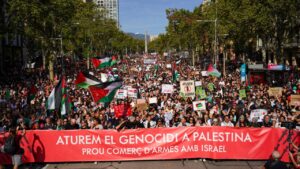 La cabecera de la manifestación con el lema “Detengamos el genocidio en Palestina. Basta de comercio de armas con Israel” (Joan Mateu Parra, ACN)
