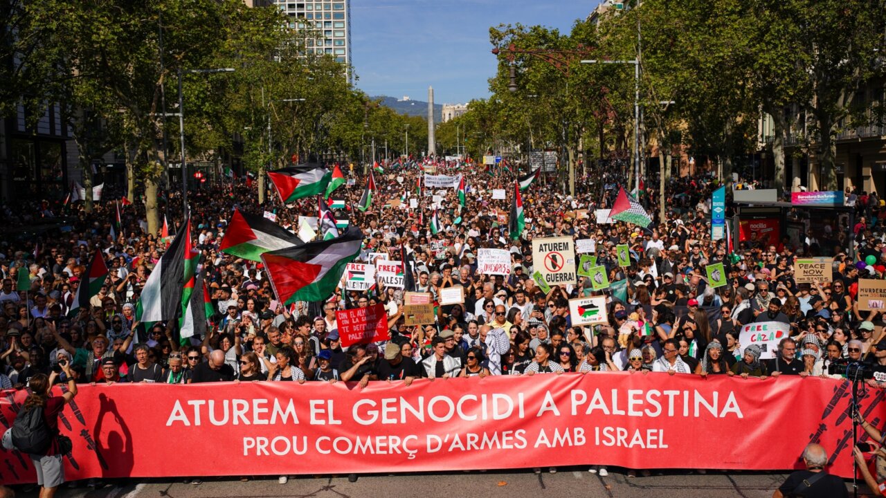 La cabecera de la manifestación con el lema “Detengamos el genocidio en Palestina. Basta de comercio de armas con Israel” (Joan Mateu Parra, ACN)