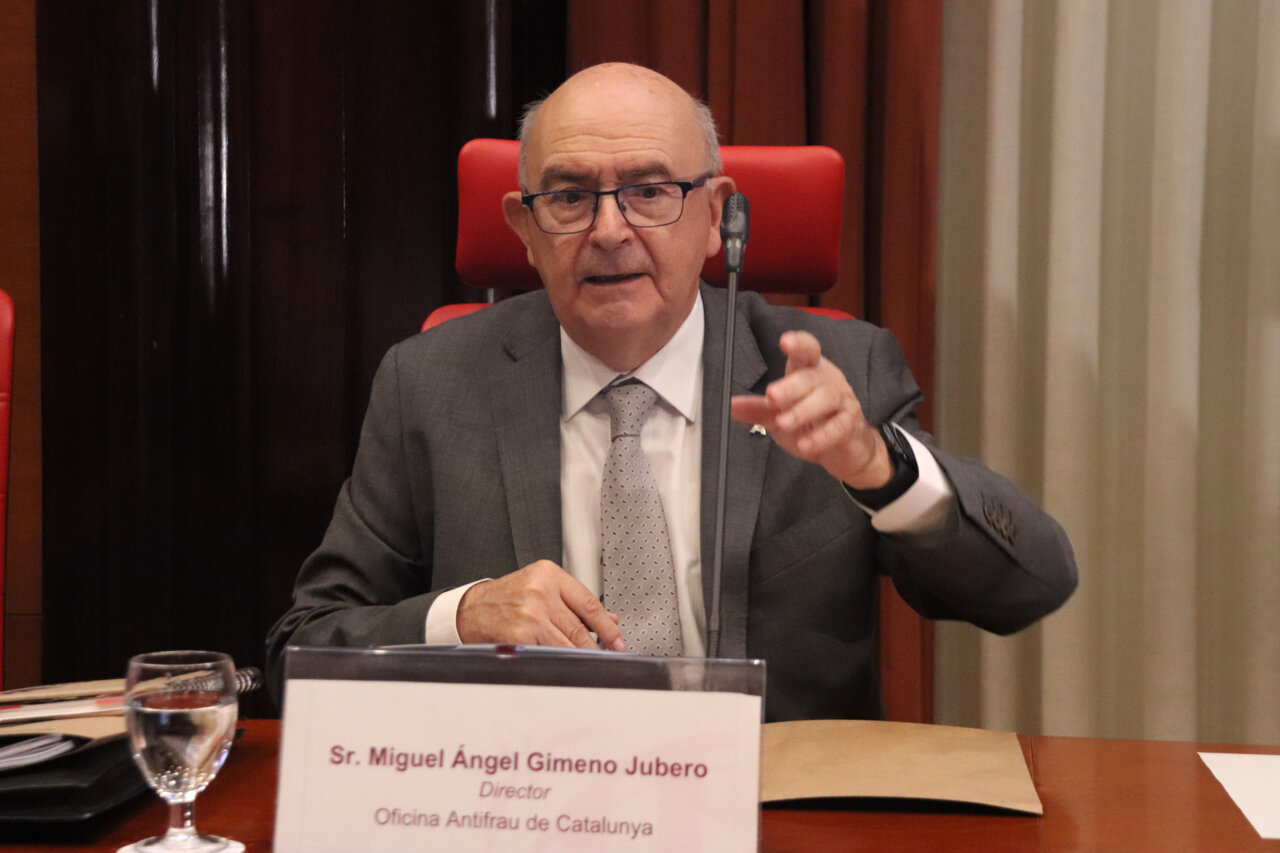 Miquel Àngel Gimeno presentant la memòria de l'Oficina Antifrau al Parlament