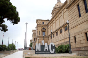 Entrada del Museu Nacional d'Art de Catalunya amb el seu nom destacat
