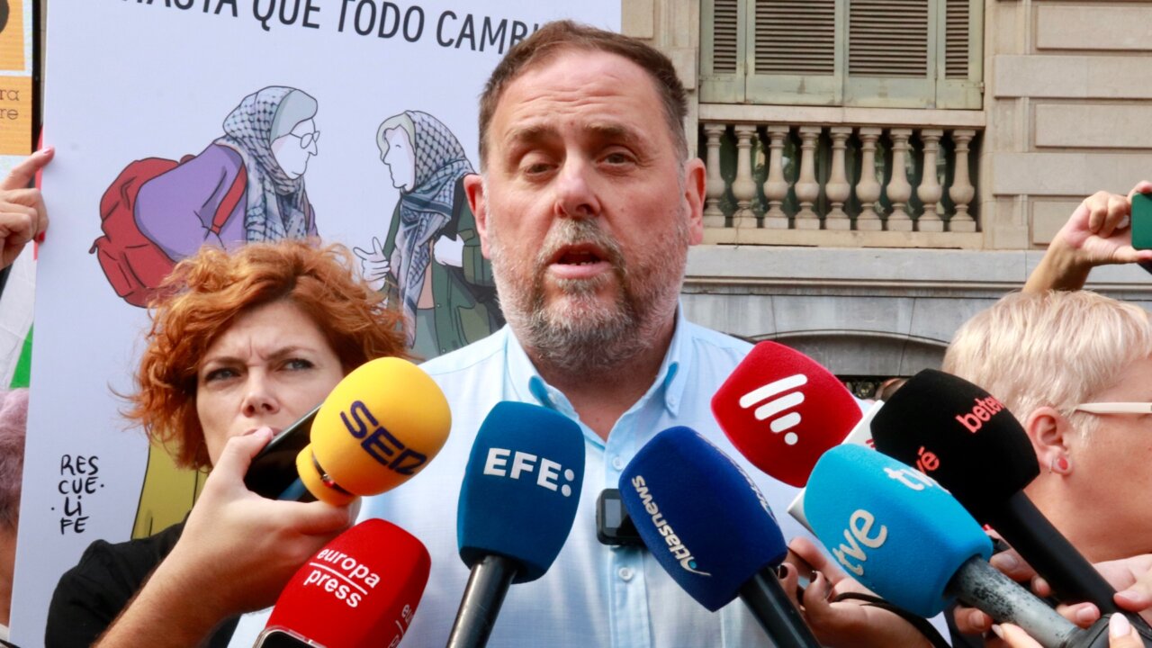 Oriol Junqueras atiende a los medios de comunicación antes de la manifestación contra los ataques a Palestina y para pedir la liberación de la flotilla (Gemma Sánchez, ACN)