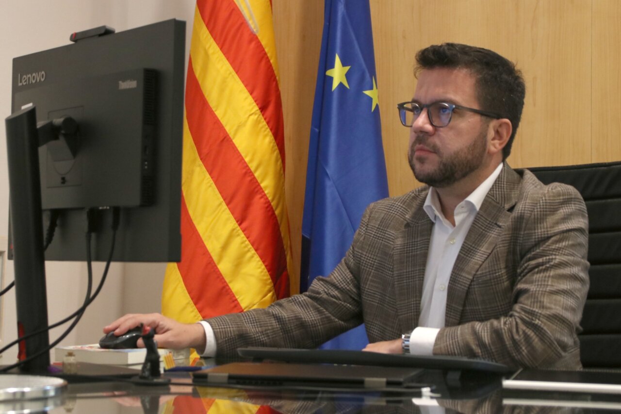 Pere Aragonès a la seva oficina d'expresident, al Palau de Pedralbes (Bernat Vilaró, ACN)