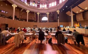 del ple de la Diputació de Barcelona amb assistents i banderes