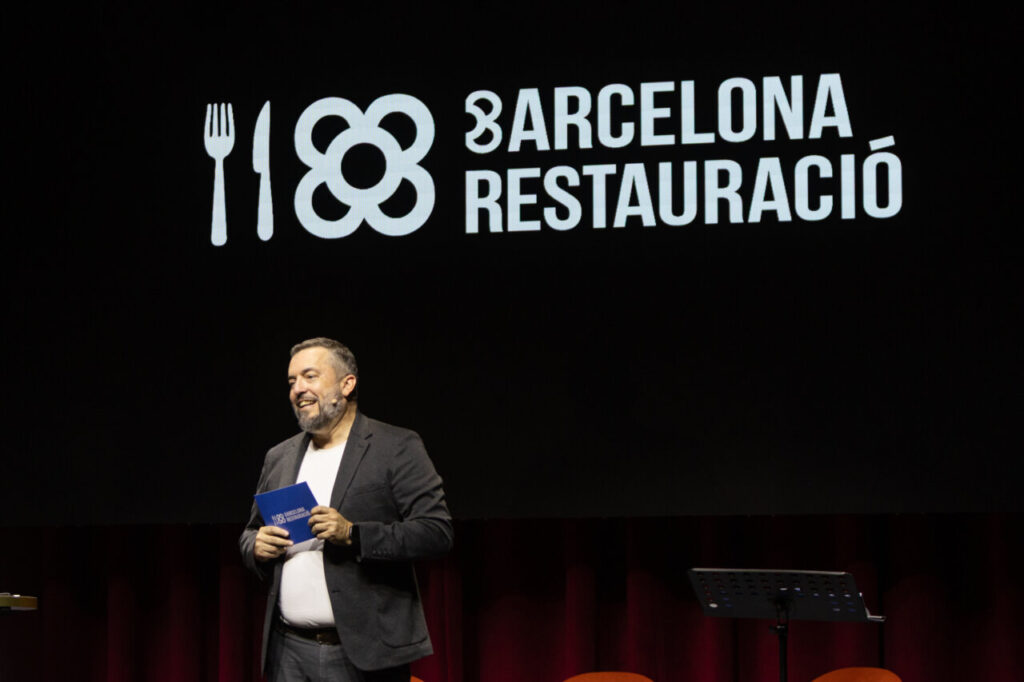 Salva Vendrell presentant Barcelona Restauració en un acte públic.