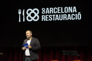 Salva Vendrell presentant Barcelona Restauració en un acte públic.
