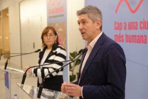 La consellera Sílvia Paneque i l'alcalde David Quirós presentant el pla del Samontà.