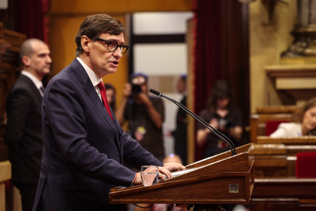 El president de la Generalitat Salvador Illa parlant al Parlament