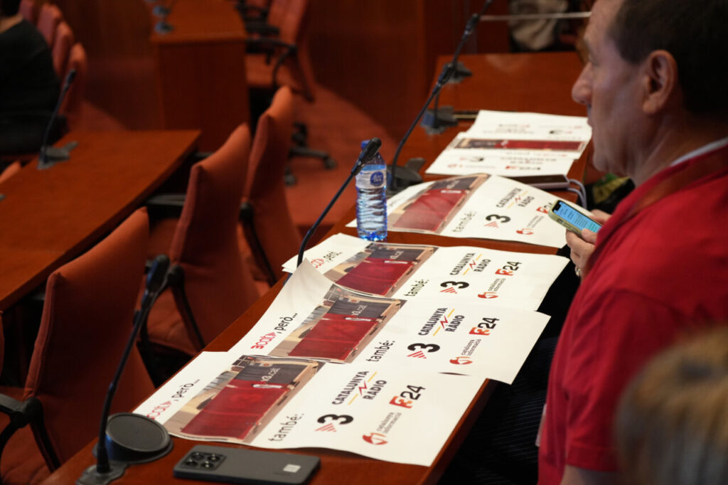 Representants dels treballadors amb cartells de TV3 i Catalunya Ràdio