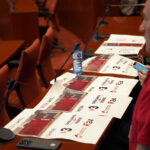 Representants dels treballadors amb cartells de TV3 i Catalunya Ràdio