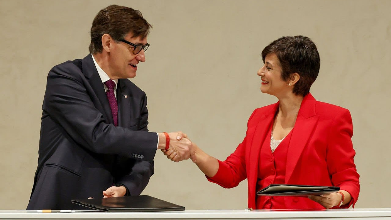 Salvador Illa i Isabel Rodríguez signant un acord sobre habitatge
