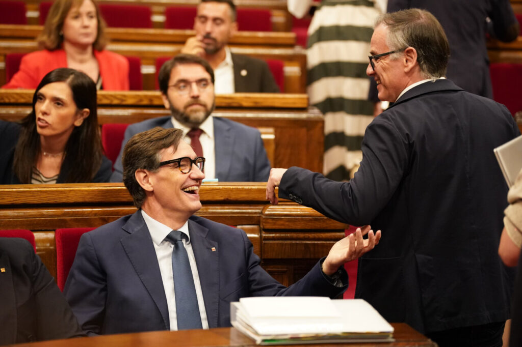 Salvador Illa i Josep Maria Jové conversant al Parlament de Catalunya.