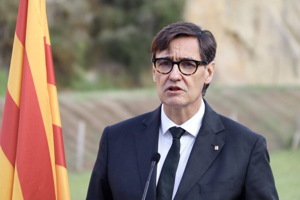 Salvador Illa parlant davant de la bandera catalana en un esdeveniment