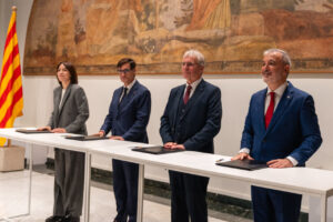 Signatura d'un acord al Palau de la Generalitat amb diversos representants polítics.