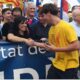 Sílvia Orriols saludant un jove amb samarreta de l'ANC durant la Diada.