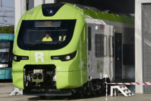 Primer tren de la nova línia R-Aeroport d'Alstom a la fàbrica.