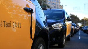 Un crespón en una de las puertas de un taxi que ha ocupado la Gran Vía, en Barcelona (Albert Hernàndez, ACN)