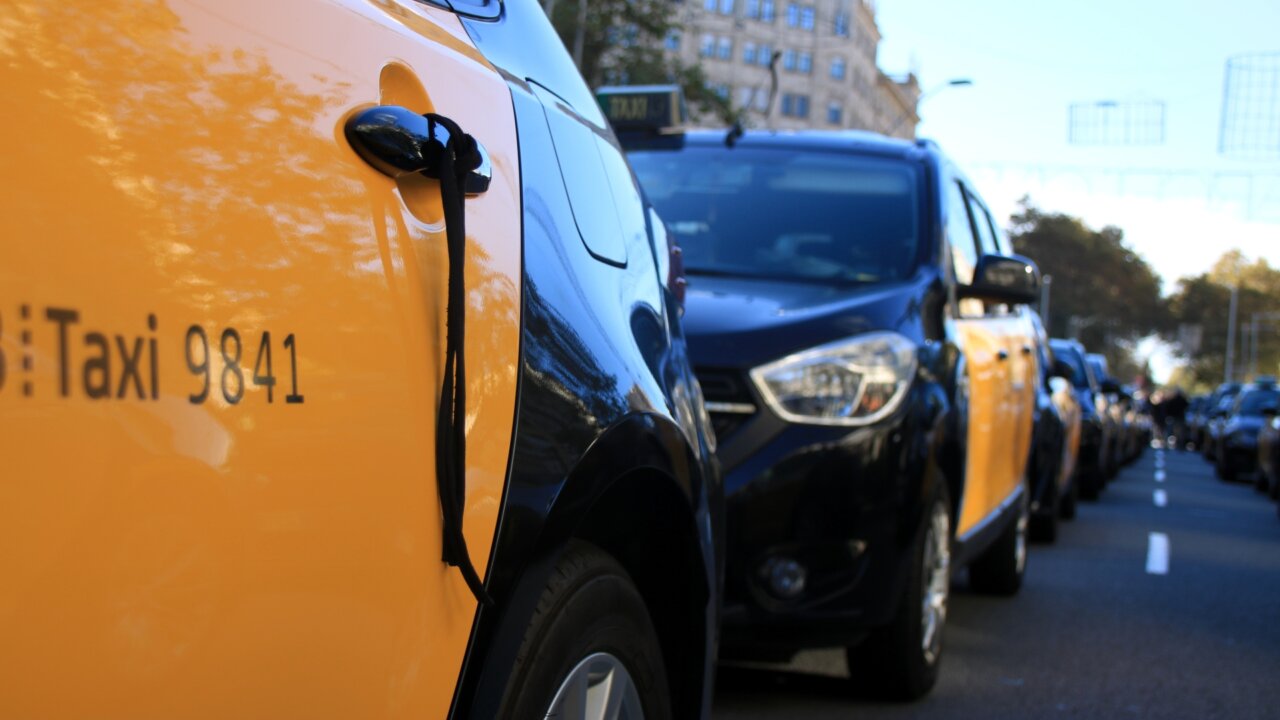 Un crespón en una de las puertas de un taxi que ha ocupado la Gran Vía, en Barcelona (Albert Hernàndez, ACN)