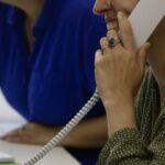 Treballadora del Consell Comarcal del Maresme atenent una trucada telefònica.