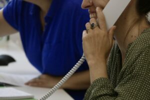 Treballadora del Consell Comarcal del Maresme atenent una trucada telefònica.