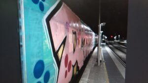El tren de la línea R3 detenido en Balenyà, completamente cubierto de grafitis (Renfe)