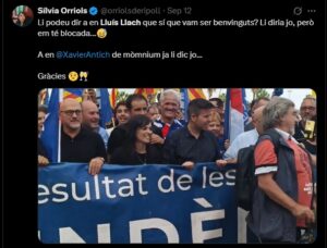 Sílvia Orriols parlant amb un grup de persones en una manifestació.