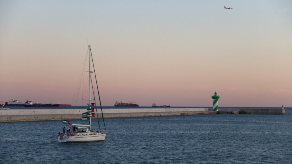 Un barco de la Global Sumud Flotilla con ayuda humanitaria para Gaza zarpa del puerto de Barcelona (Nazaret Romero, ACN)
