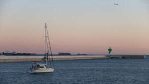 Un barco de la Global Sumud Flotilla con ayuda humanitaria para Gaza zarpa del puerto de Barcelona (Nazaret Romero, ACN)