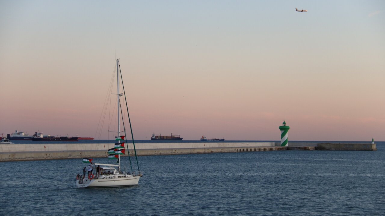 Un barco de la Global Sumud Flotilla con ayuda humanitaria para Gaza zarpa del puerto de Barcelona (Nazaret Romero, ACN)
