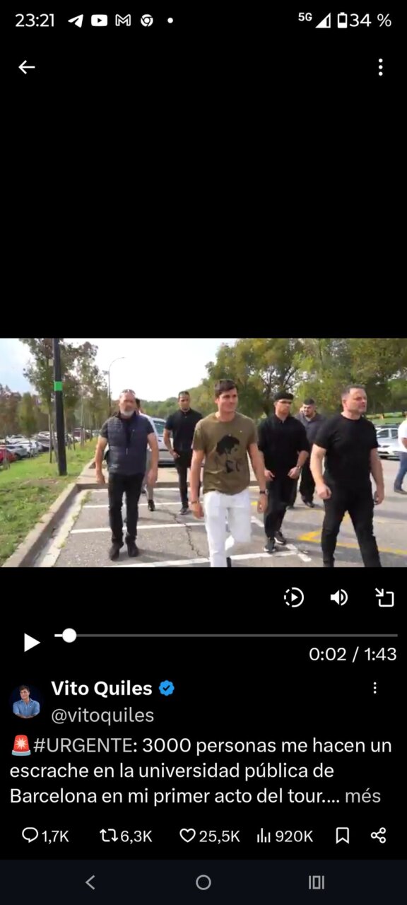 Vito Quiles, un ‘facha’ en la UAB Vito Quiles caminant amb un grup de seguretat a la UAB