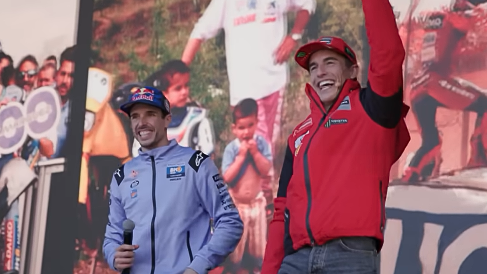 A l’esquerra, Àlex Márquez, i a la dreta, Marc Márquez, en la seva festa a Cervera