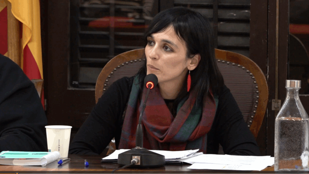 Sílvia Orriols exigeix que tots els regidors votin el que ella vol.