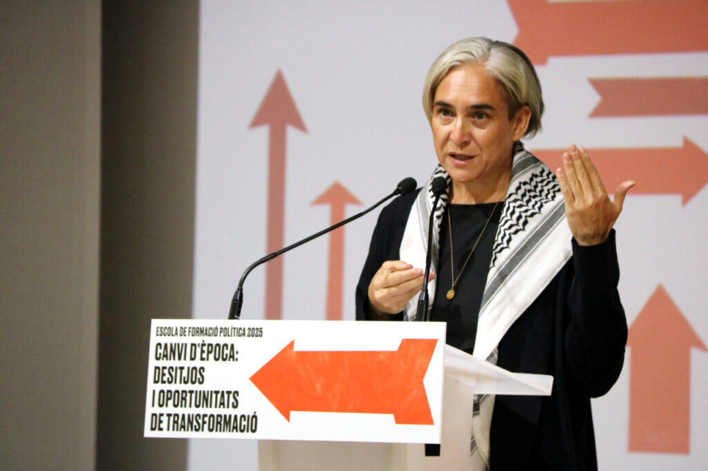 La exalcaldesa de Barcelona y presidenta de la Fundació Sentit Comú, Ada Colau, en la apertura de la Escuela de Formación Política 2025 (Jordi Bataller, ACN)