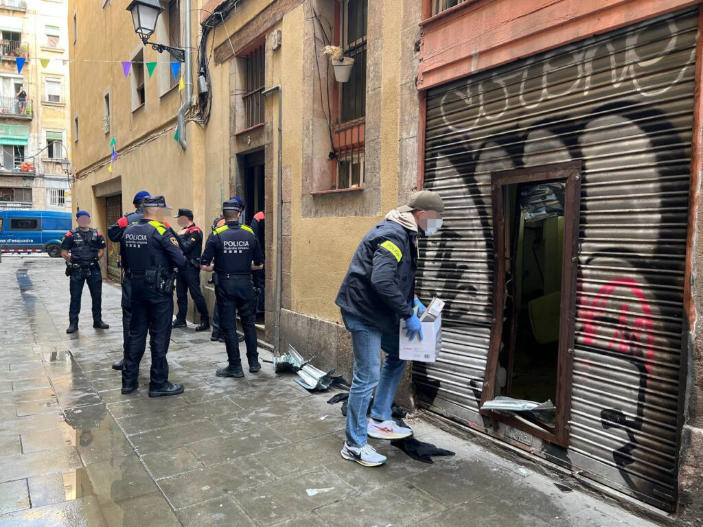Agents de policia durant una intervenció contra el tràfic de drogues a Ciutat Vella.