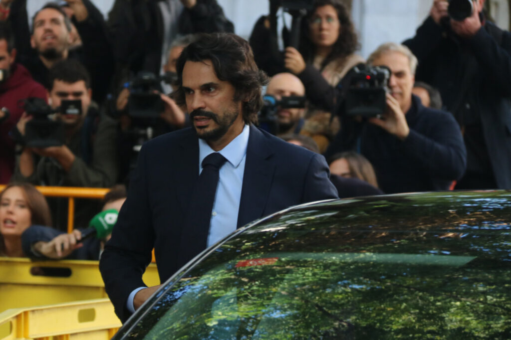 Alberto González Amador entrant al Tribunal Suprem envoltat de periodistes.