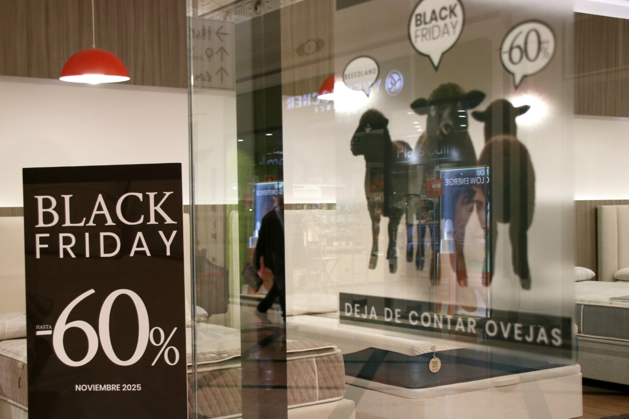 Anunci de Black Friday amb un descompte del 60% en una botiga.
