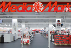 Interior d'una botiga Media Markt durant el Black Friday