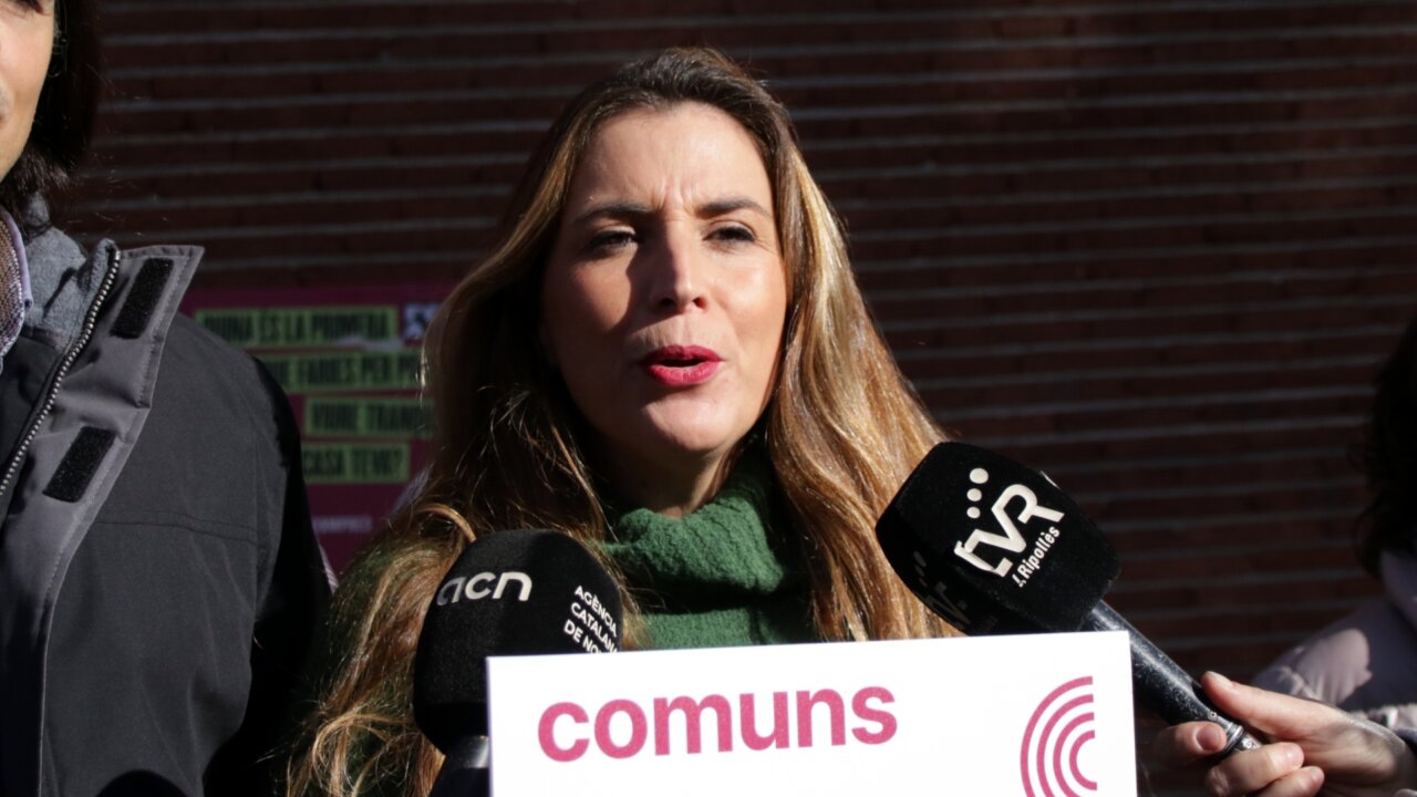 La coordinadora nacional de los Comunes, Candela López, durante su intervención en Ripoll (Berta Artigas Fontàs, ACN)