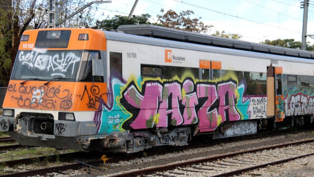 Cabecera de vagón lleno de grafitis (Gemma Aleman, ACN)