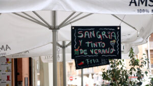Un cartell d'un bar anunciant que tenen sangria en castellà (Berta Artigas Fontàs, ACN)