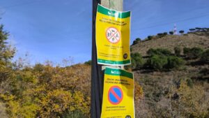 Uns cartells avisen que el parc de Collserola és una zona de vigilància per la pesta porcina africana (ACN)