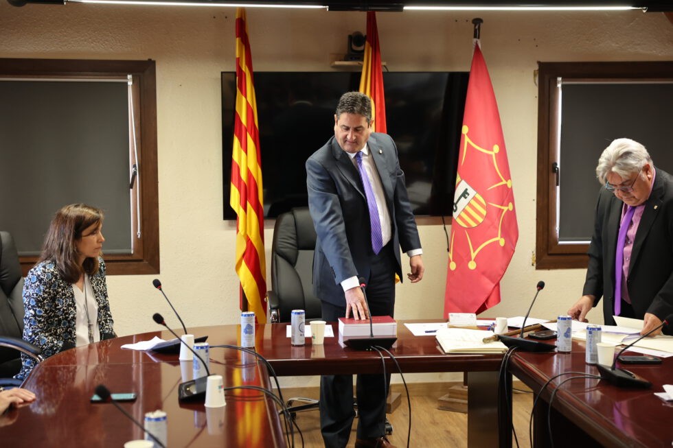 César Ruiz-Canela en una reunió oficial amb banderes de Catalunya