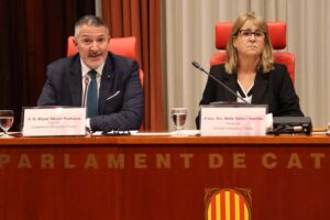 El conseller Miquel Sàmper i la diputada Maite Selva al Parlament de Catalunya.