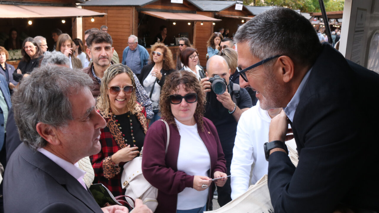 El conseller de Empresa y Trabajo, Miquel Sàmper, saludando al alcalde de Batea, Joaquim Paladella, en la fiesta del Vino de Gandesa (Jordi Marsal, ACN)