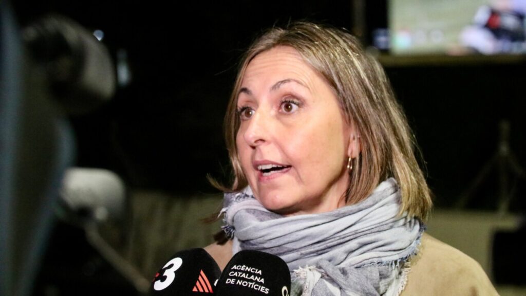 La consellera de Igualdad y Feminismo, Eva Menor, atendiendo a los medios de comunicación (Àlex Recolons, ACN)